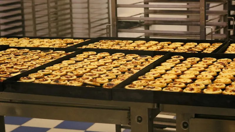 Geb&auml;ck auf Blechen in einer Lebensmittelproduktion